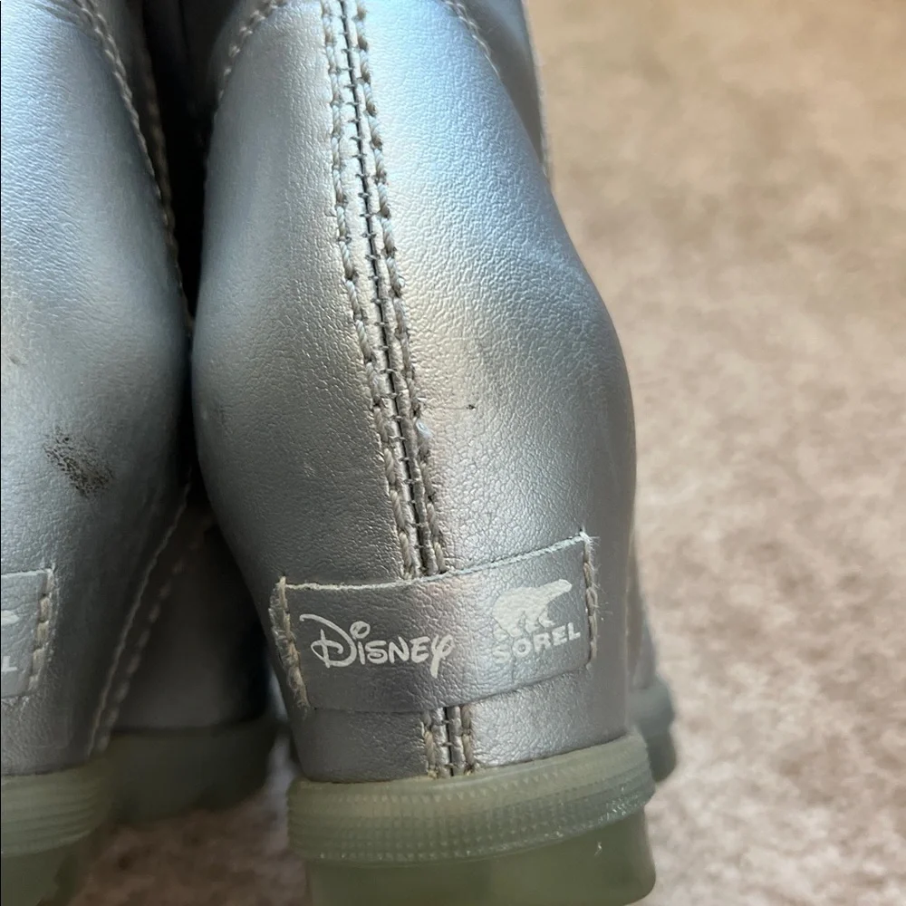 Sorel/Disney Collab “Frozen” Silver Joan of Arctic Wedge II Boots